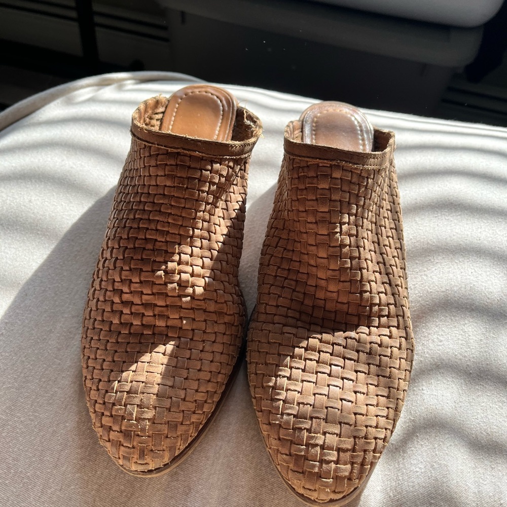 Very volatile leather mules